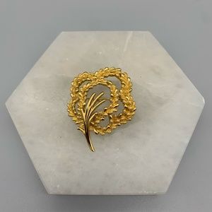 Vintage Crown Trifari Gold Tone Leaf Pin. Good Condition.